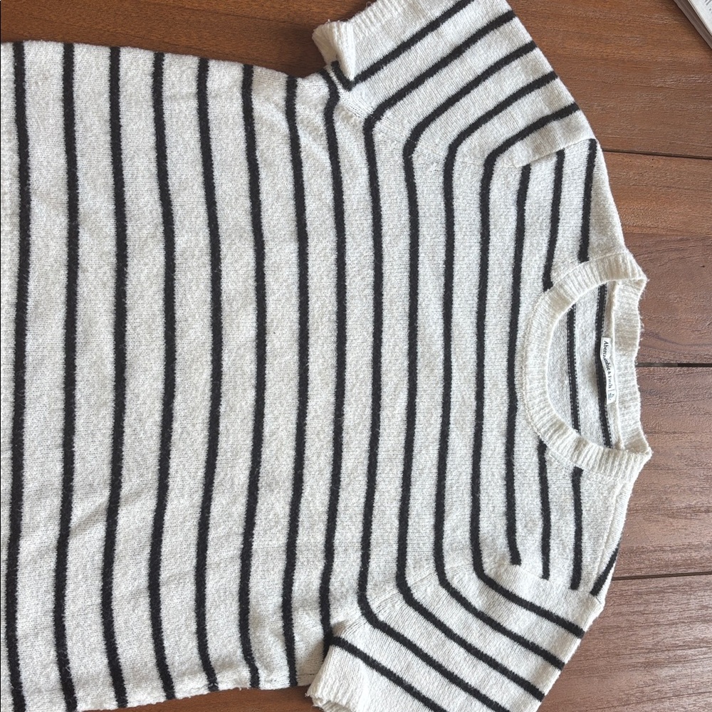 Abercrombie & Fitch Black and White Striped Sweater - Picture 2 of 4